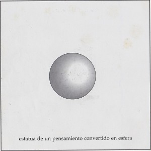 Estatua de un pensamiento convertido en esfera